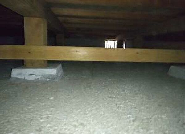 中古住宅の3大リスクである、雨漏り、主要構造部分の欠陥や腐食、給排水管の漏水や故障を2年間保証します。その前提で床下まで確認の上でリフォームし、シロアリの被害調査と防除工事もおこないます。