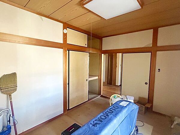 【リフォーム中】1階和室になります。畳の表替え、クロス張替えを行います。