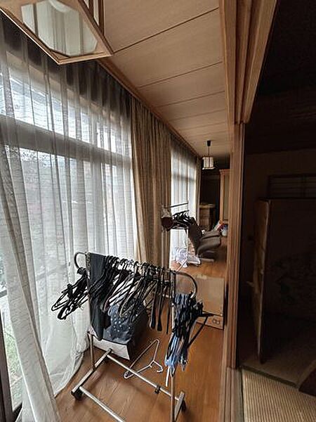 【期間限定現況販売】1階和室縁側です。残置物処分、ハウスクリーニングを行いお引渡しいたします。