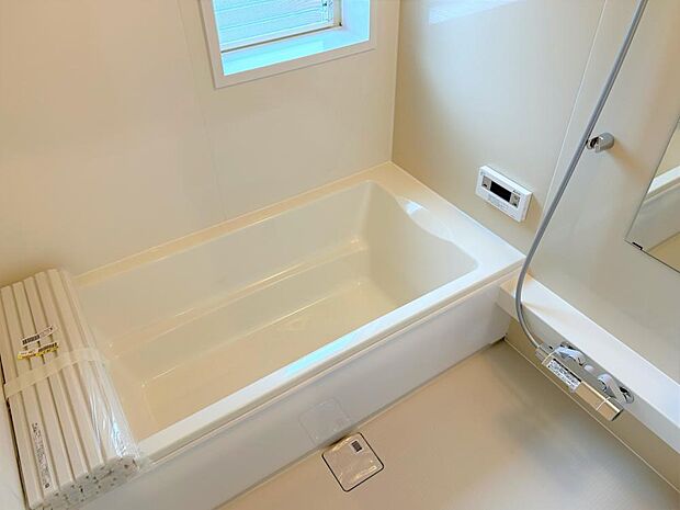 【リフォーム済】浴室です。ハウステック製の新品ユニットバスに交換しました。1坪サイズで足をゆったり延ばせますのでリラックスできますね。