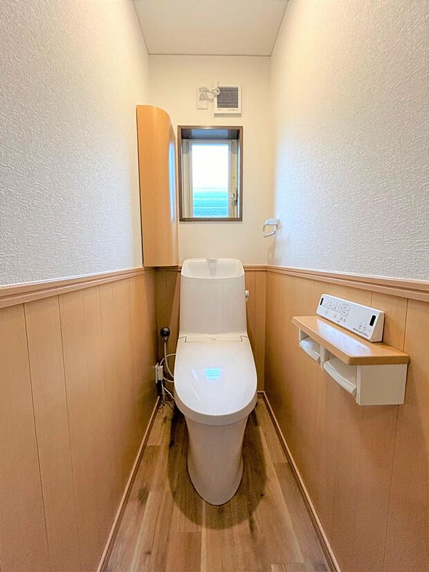 【リフォーム済】トイレは温水洗浄付きでリクシル製の新品に交換しました。水回りは新品の方がうれしいですよね。