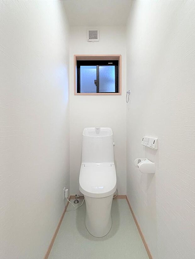 【リフォーム済】トイレは温水洗浄機能付きの新品に交換しました。床はクッションフロアの張り替え、壁天井はクロスの張り替えを行いました。換気扇も新品設置しております。