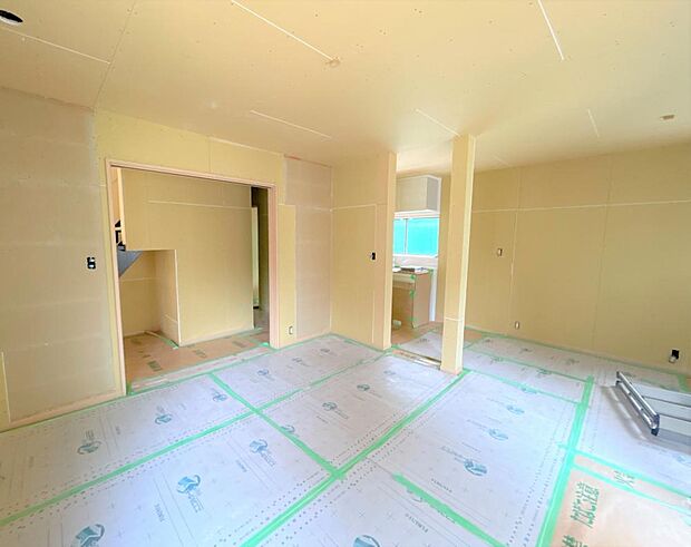 【リフォーム中】床材新品交換、壁天井クロス張替え、照明交換、建具交換を行い清潔感のあるリビングに生まれ変わります。