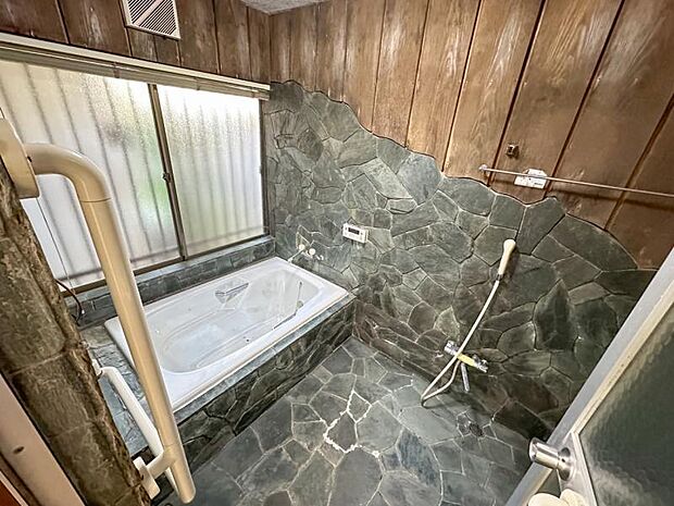 石造りの趣ある浴室