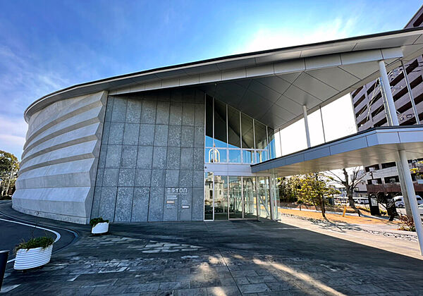 長崎県立・大村市立ミライON図書館徒歩18分（約1.4km）