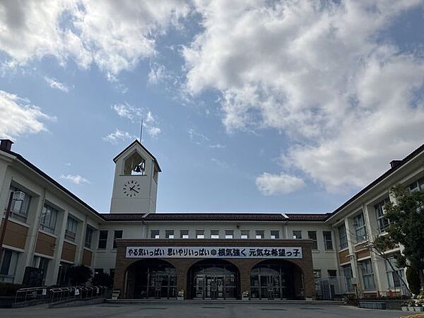希望ヶ丘小学校 310m