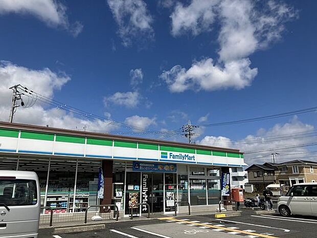 ファミリーマート　貴生川駅前店 630m