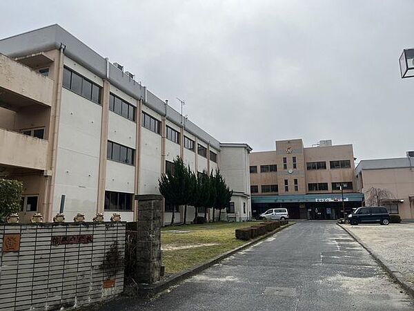 甲賀市立信楽中学校 900m