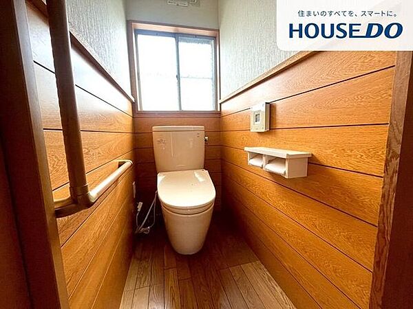 トイレは窓付きなので換気がしやすいですね。