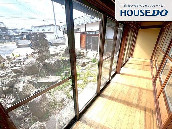 とても日当たりの良い縁側。リラックスができますね。