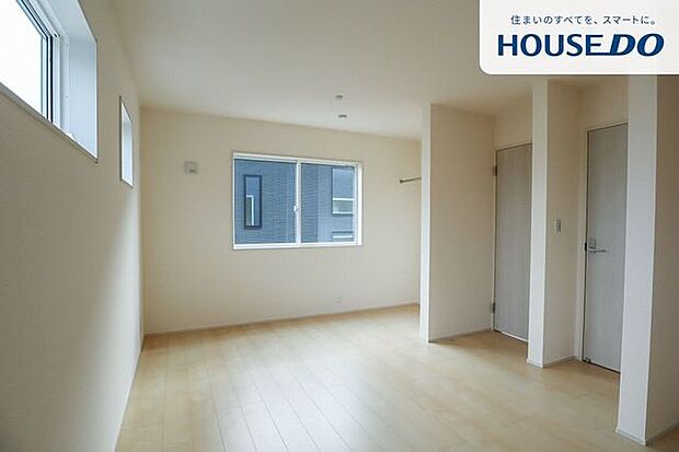 将来仕切って2部屋にできる設計の洋室