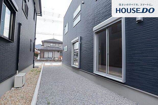 建物周りは砂利敷きで雑草対策がされており、お手入れの手間を軽減できます