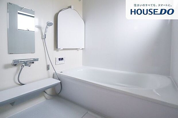 ゆったりとしたユニットバスです。足をのばして入れるので疲れも癒されそうですね。