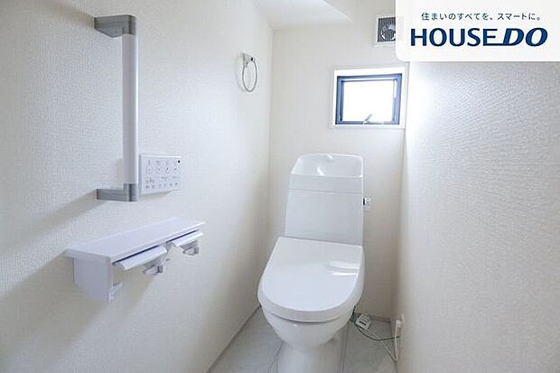 トイレは窓付きなので換気がしやすいですね。