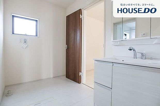 お手入れしやすい工夫や収納を備えているためストックしておきたい高さのあるものから小物まで幅広く収納することができますね♪