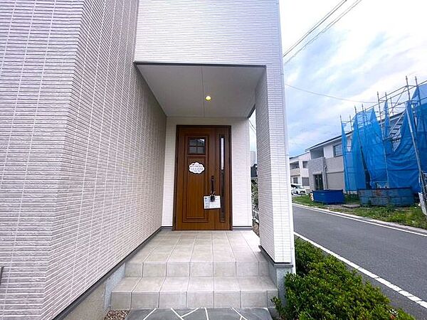 雨の日でも優雅に出入りできる屋根付き玄関