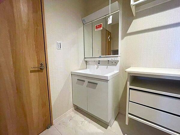 小物が多い洗面所にも備え付けの収納棚、いつでもスッキリ見せることができますね♪