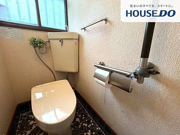 トイレは窓付きなので換気がしやすいですね。