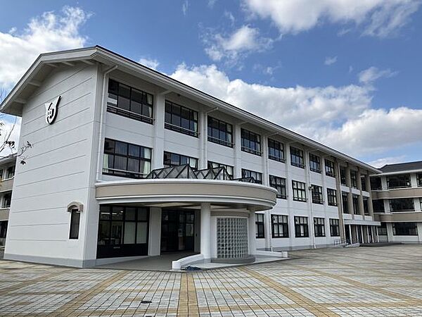 城山中学校 1330m