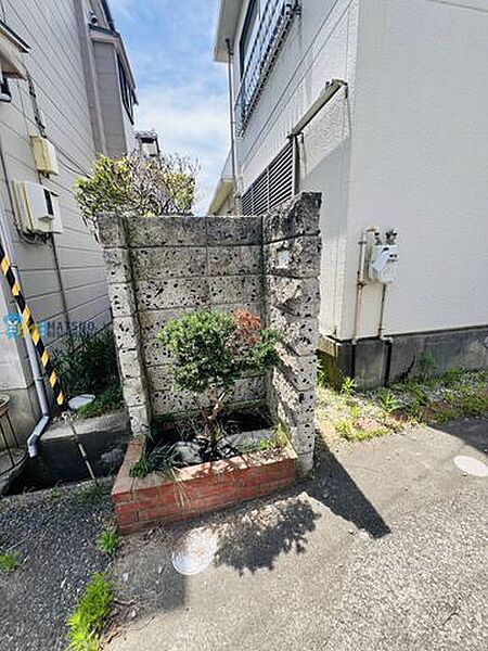 駐車場入口の花壇