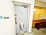 玄関：玄関ドアの内側は、パステルカラーでオシャレです。土間もあり便利です。