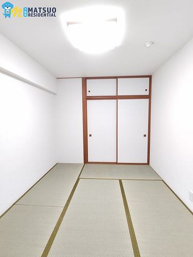 和室の畳は表替えを行いました。壁天井はクロス張替を行いました。寝室としても利用できますね。Image 15 of 39