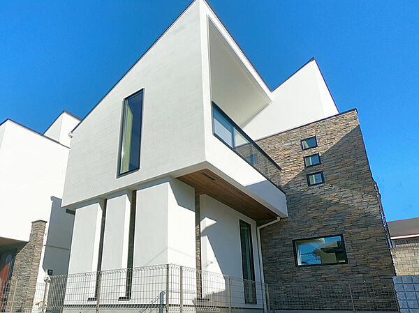 建物プラン例：【Fredge標準外観仕様】■石とガラスで魅せる重厚感のあるファサード類似外観同仕様：当物件とは扉や窓の開口部の位置等のデザインが異なります