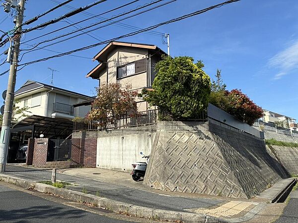 現地（2026年5月）撮影角地につき開放感のある敷地！