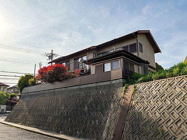 現地（2026年5月）撮影南面高台のお庭にはサンルームもあります！