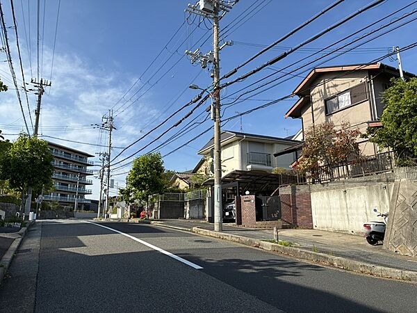 現地（2026年5月）撮影前面道路幅員12mで、歩道もあり安全