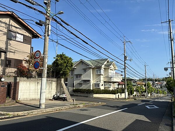 現地（2026年5月）撮影前面道路幅員12mで、歩道もあり安全