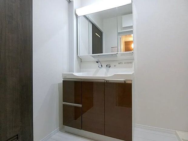 収納に嬉しい3面鏡♪