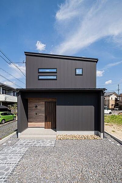 【施工例】カナルホーム施工の家スタイリッシュな外観の黒いガルバリウムの家