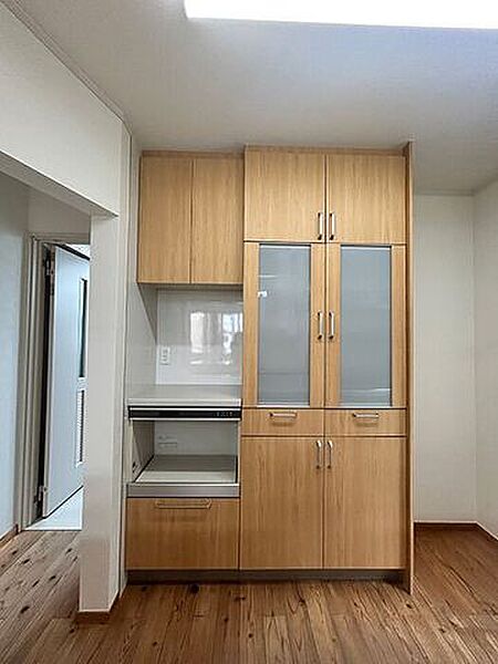 カップボードがございます。食器等収納可能です。