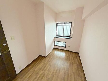 洋室約4.9帖玄関側に洋室が2部屋ございます♪子ども部屋や趣味部屋にしたり、納戸にしたりすることも可能です♪エアコン配管もあるため通常のエアコンも設置可能です♪