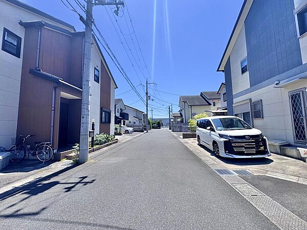 【現地前面道路写真】前面道路は広々としております。交通量も少なく安全な環境です！現地（2026年5月）撮影
