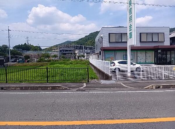 前面道路広々しております♪金融機関やスーパーなどが並ぶ人通りの多い立地です！