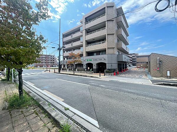 JR「木津」駅徒歩3分の好立地です！商業施設もたくさんあり生活至便の環境です♪