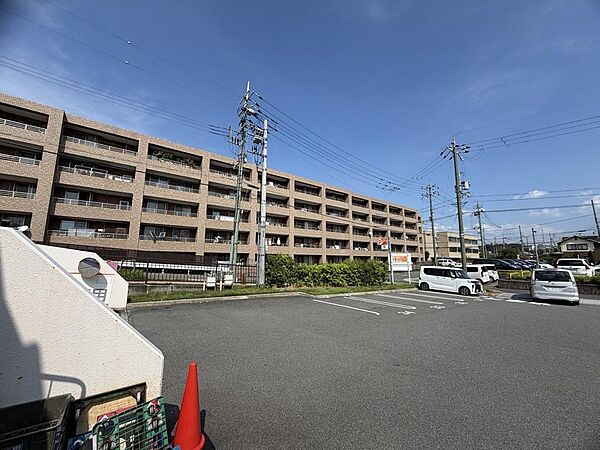 徒歩10分圏内にスーパーやドラッグストアなど商業施設が多数あり、利便性の良い物件です！