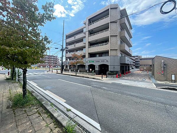 徒歩10分圏内にスーパーやドラッグストアなど商業施設が多数あり、利便性の良い物件です！