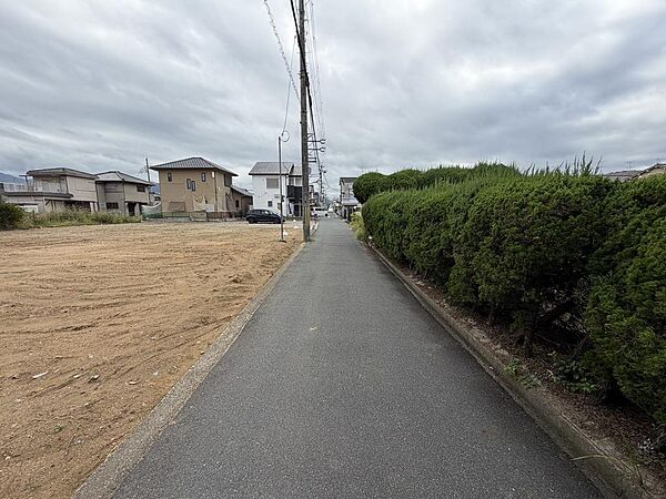 前面道路は4m。交通量も少ない安全な環境です♪現地（2025年10月）撮影