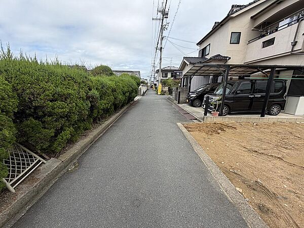 前面道路は4m。交通量も少ない安全な環境です♪現地（2025年10月）撮影