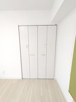 洋室のクローゼ...