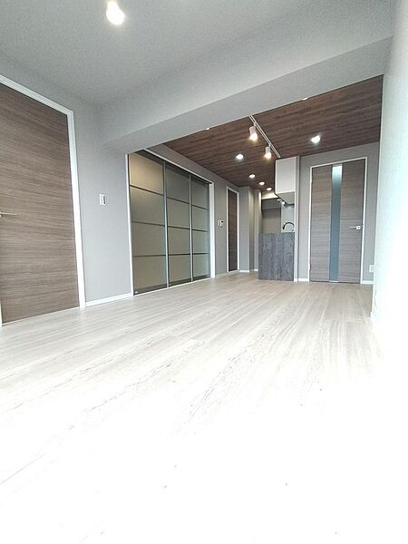 明るい日差しが入り込むお部屋です