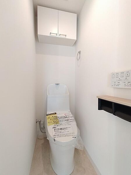吊り戸棚も設置済み。ウォシュレットトイレ。