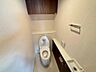 トイレ：温水洗浄便座完備の洋式トイレです。操作のしやすい壁面リモコンがうれしい仕様。
