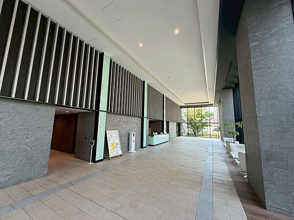 コンシェルジュサービスがあるので、宅配便の受け取りやクリーニングの取次サービスなど、自分でやる手間を減らしてくれます。（2026年4月撮影）