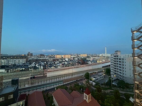 駅まで徒歩3分の好立地！周辺にスーパーなどもあり、利便性もばっちりです。