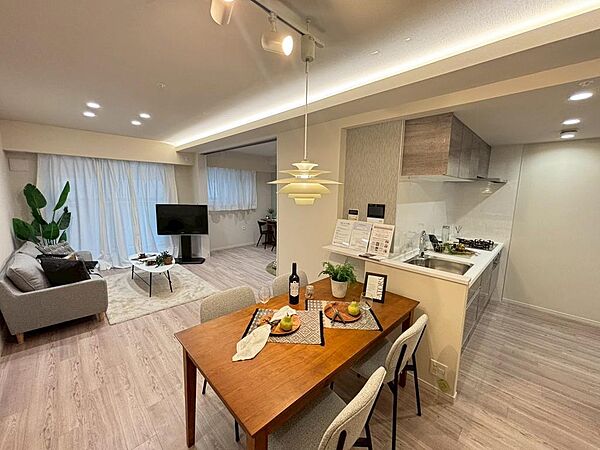 16.2帖のリビングです。家具を置いても広々としており、快適にお住まいいただけます。