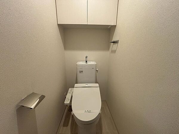 温水洗浄便座完備の洋式トイレです。操作のしやすい壁面リモコンがうれしい仕様。